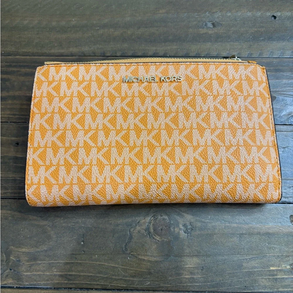Michael Kors Jet Set Travel Double Zip Wallet in Honeycomb